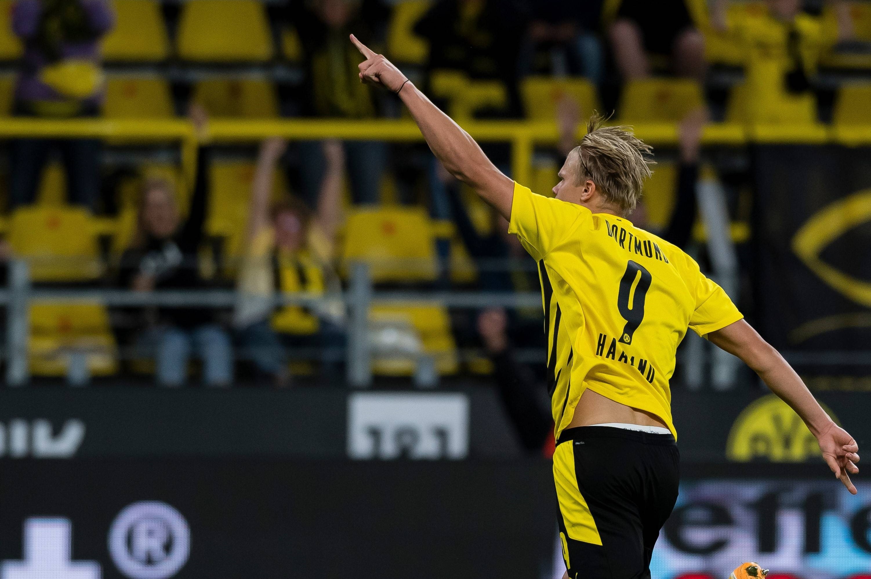 马菲奥向镜头做5比2手势 嘲讽皇马5比2不敌巴萨（马菲奥对镜比出5-2手势，讥讽皇马5-2不敌巴萨）